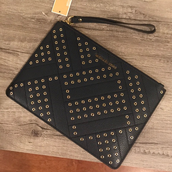 Michael Kors Handbags - Michael Kors Leather Clutch (host pick 🎊🎉)
